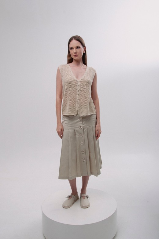 Вʼязана бежева жилетка