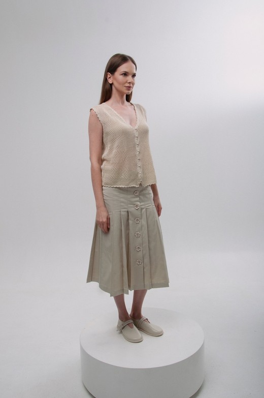 Вʼязана бежева жилетка