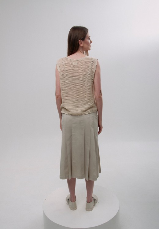 Вʼязана бежева жилетка